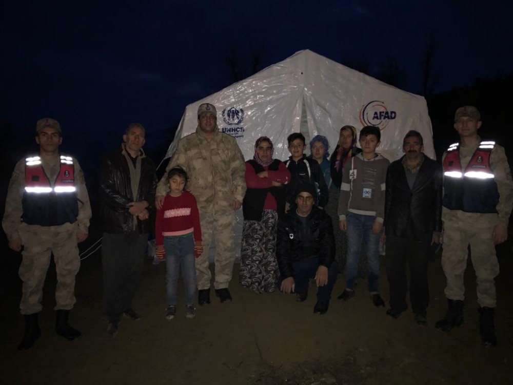 Jandarma ekiplerinden depremzedelere yardım 