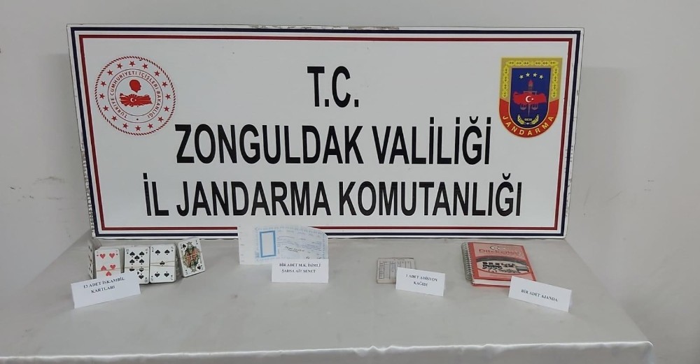 Jandarma ekiplerinden kumar oynatılan eve baskın 