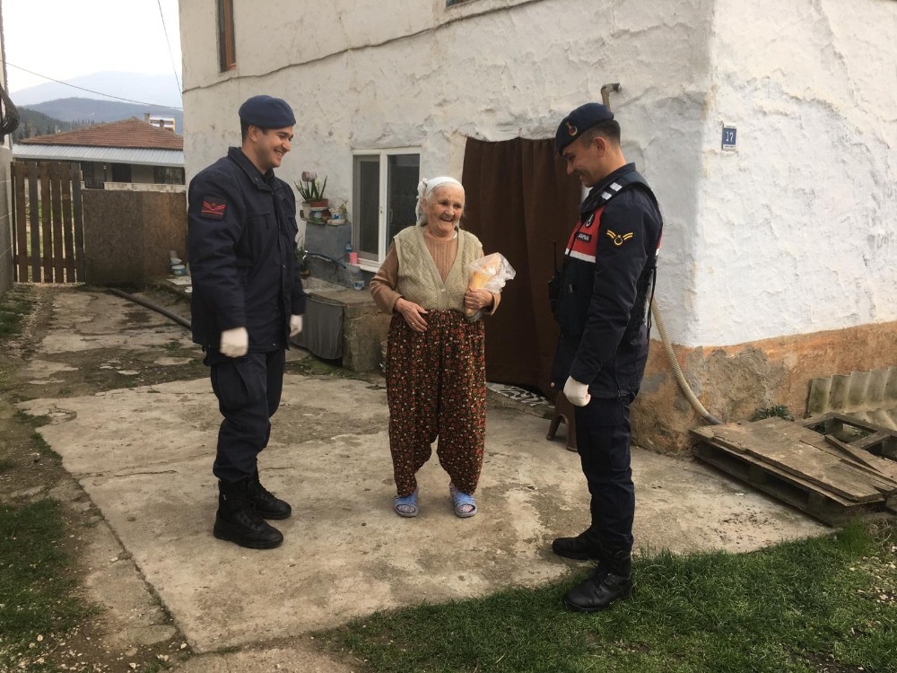 Jandarma ekiplerinden örnek davranış 
