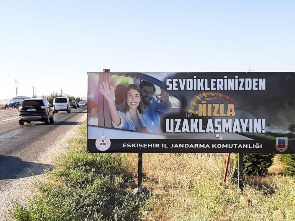 Jandarma ekiplerinden tabelalı uyarı 