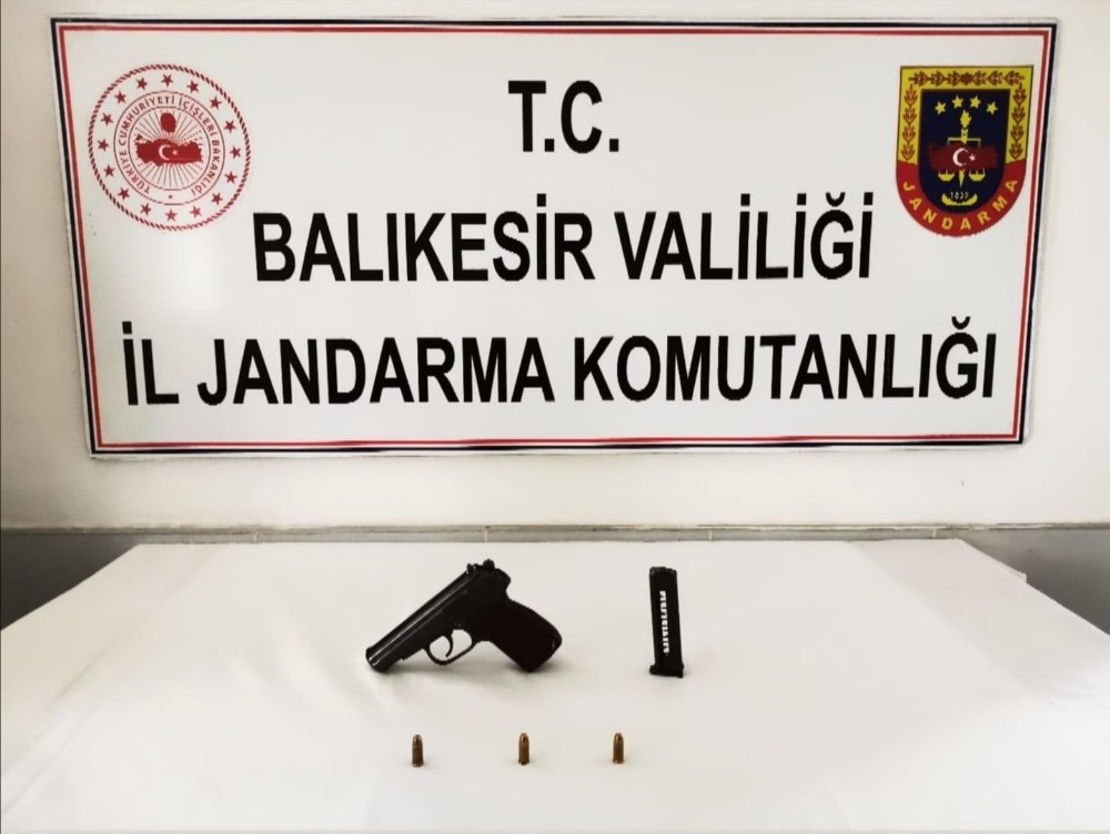 Jandarma ekiplerini görünce silahını tarlaya attı 