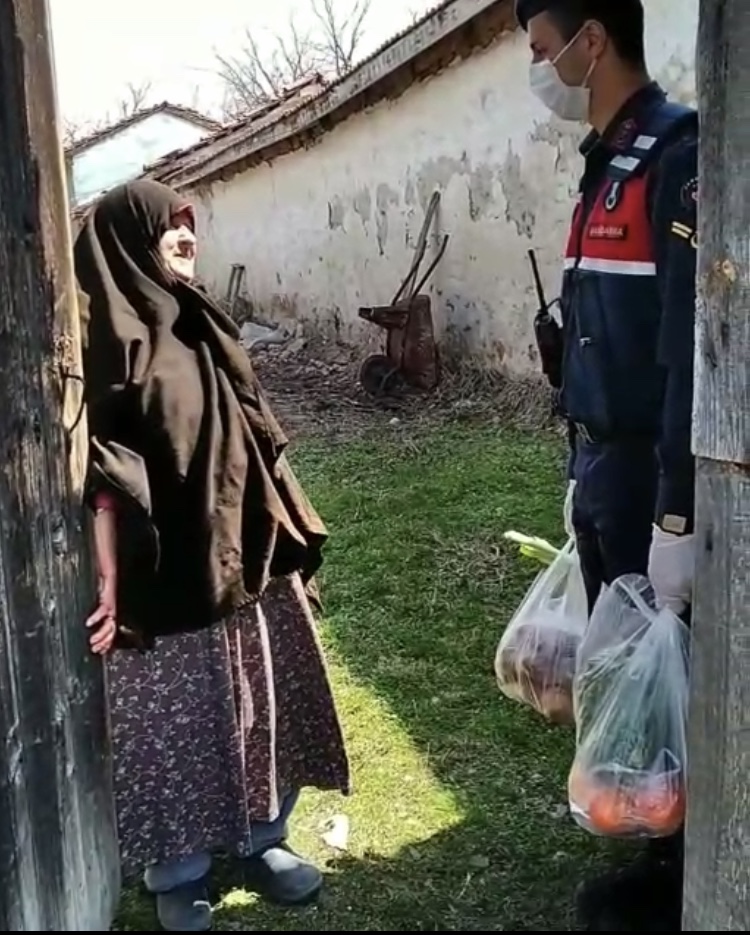 Jandarma ekiplerinin yardımı Hatice Teyze’nin gözlerini yaşarttı 