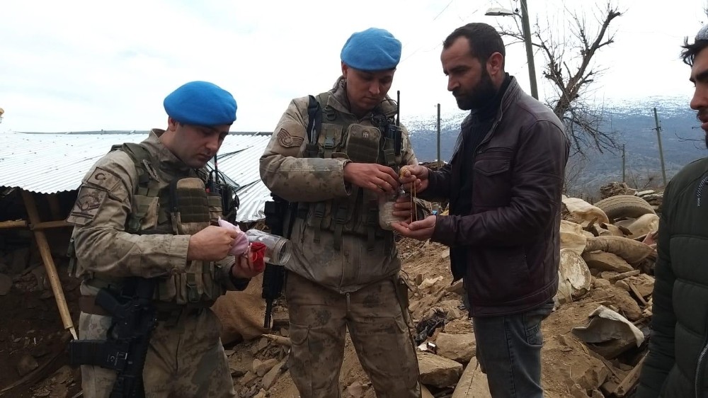 Jandarma enkazda bulduğu altınları sahibine teslim etti 