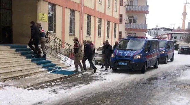 Jandarma göçmen kaçakçılarına geçit vermedi 