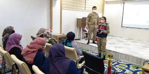 Jandarma kadınlara KADES'i anlattı