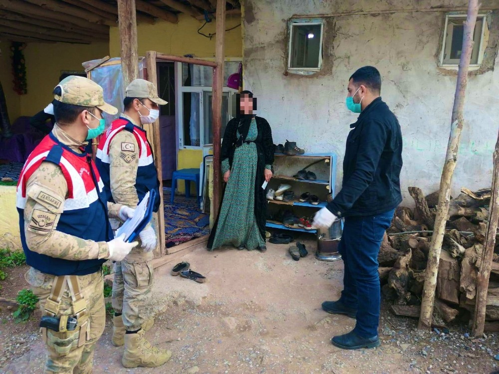 Jandarma kapı kapı dolaşarak yardımları dağıtıyor 