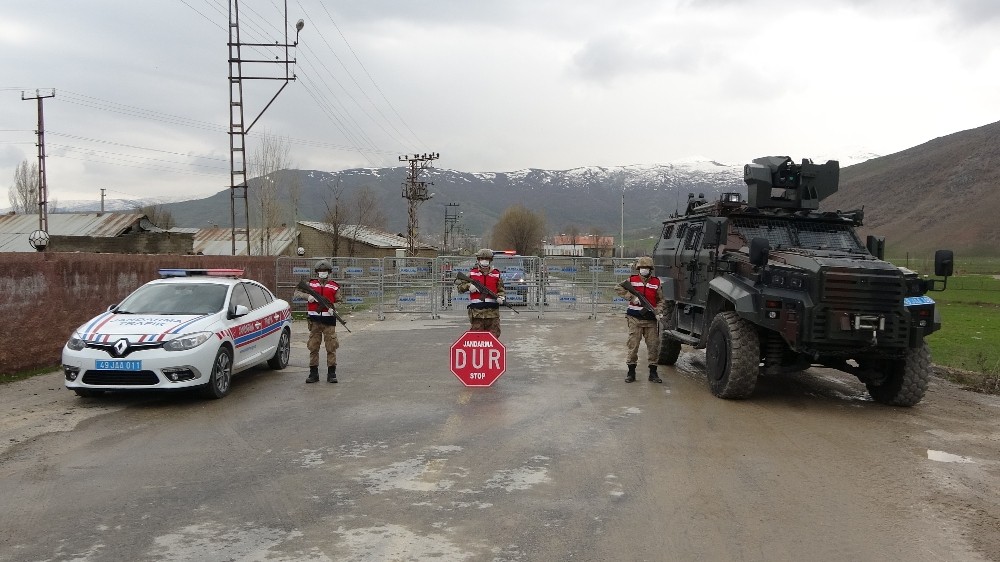 Jandarma karantinaya alınan yerleşim alanlarında nöbetini sürdürüyor 