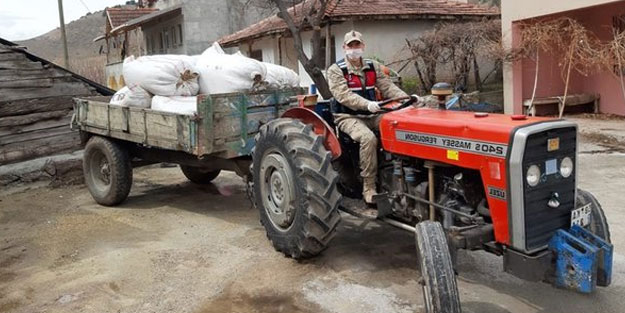 Jandarma'dan alkışlanacak hizmet! Köylüye saman götürdü