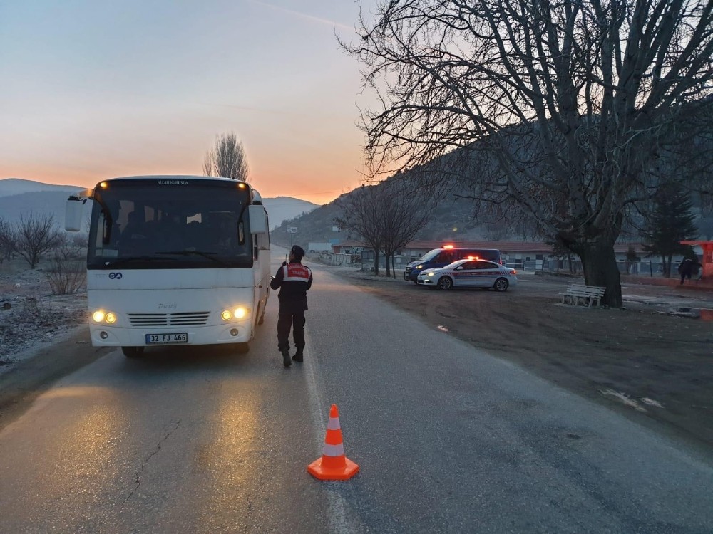 Jandarma, kurallara uymayan 62 aracı trafikten men etti 