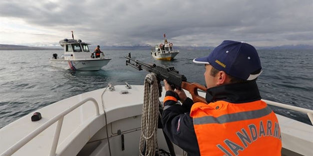Jandarma, kuşlar için göl üzerinde bekçilik yapıyor
