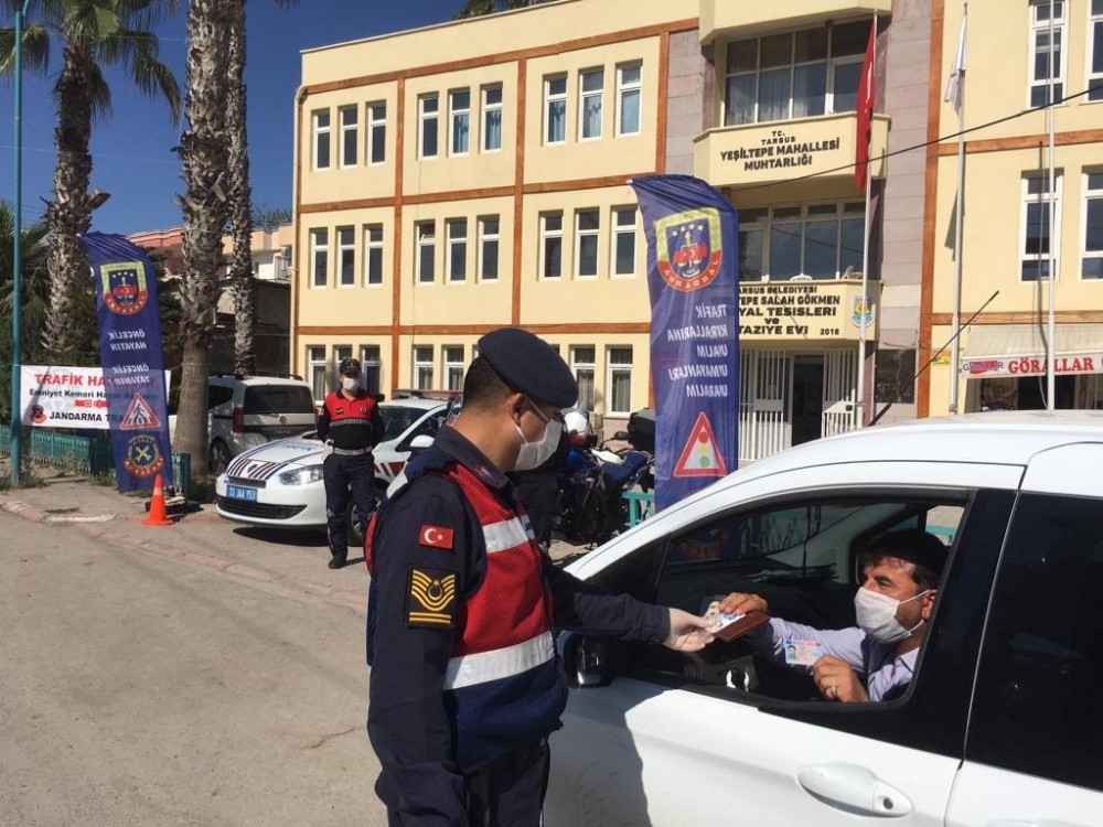 Jandarma maske, dezenfektan ve broşür dağıttı 