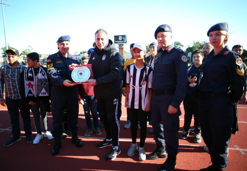Jandarma, öğrencileri Beşiktaş ile buluşturdu 