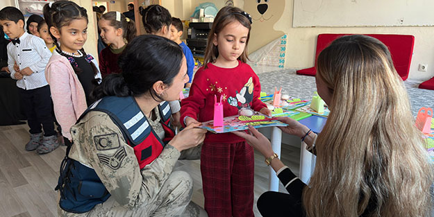 Jandarma öğrencilerin karne heyecanına ortak oldu