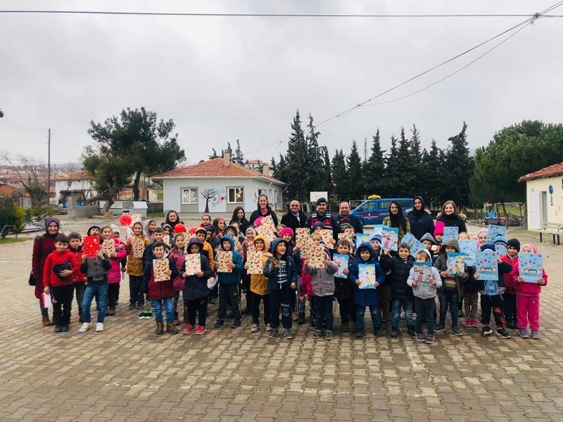 Jandarma, öğrencilerin karne sevincine ortak oldu 