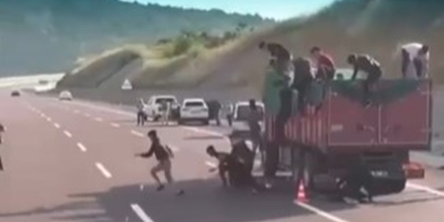 Jandarma önünü kesti! Kamyondan göçmen fışkırdı