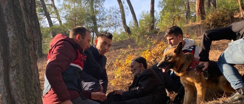 Jandarma, ormanlık alanda bulduğu yaşlı adamı sırtında taşıdı