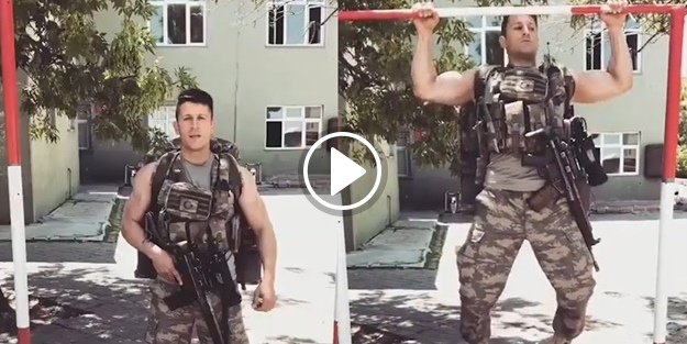 Jandarma Özel Harekat askerinden barfiks gösterisi