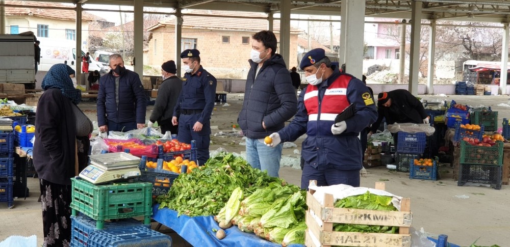 Jandarma pazar esnafı ve vatandaşlara sosyal mesafenin önemini anlattı 