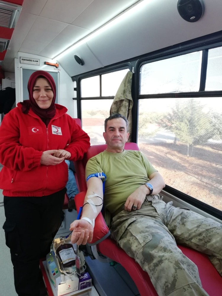 Jandarma personeli kan bağında bulundu 