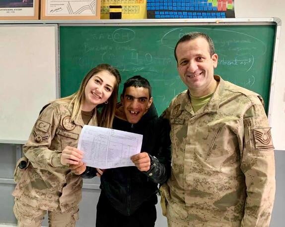 Jandarma personeli, öğrencilerin karne heyecanına ortak oldu 
