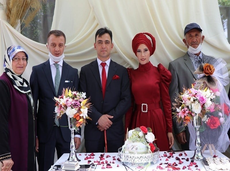 Jandarma personellerinin nişan yüzüğünü kaymakam taktı 