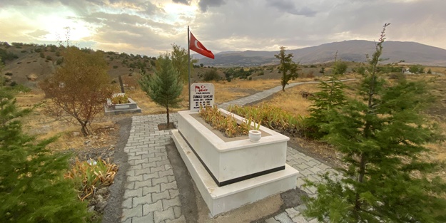 Jandarma, şehit polisin mezarını yeniledi