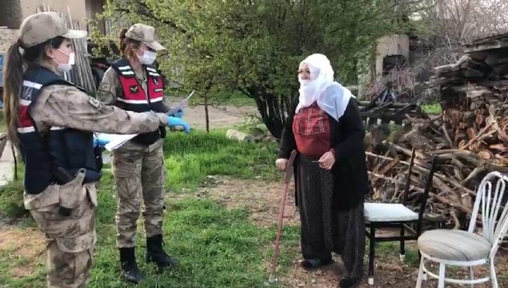 Jandarma sosyal yardım ödemelerini evlerde teslim ediyor 