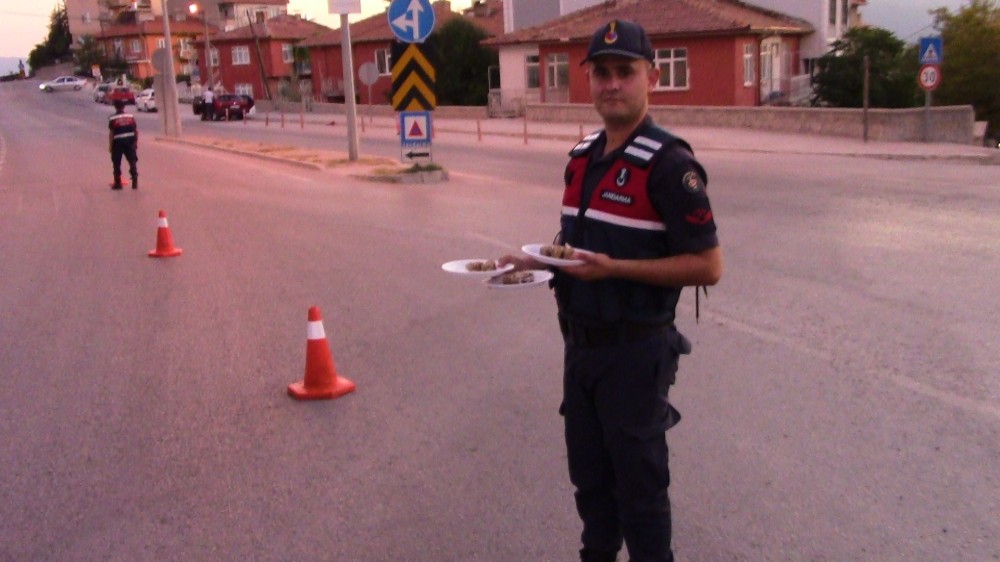 Jandarma sürücülerin bayramı kutlayıp baklava ikram etti 