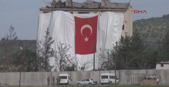 Jandarma Tabur Komutanlığı’na dev Türk bayrağı asıldı