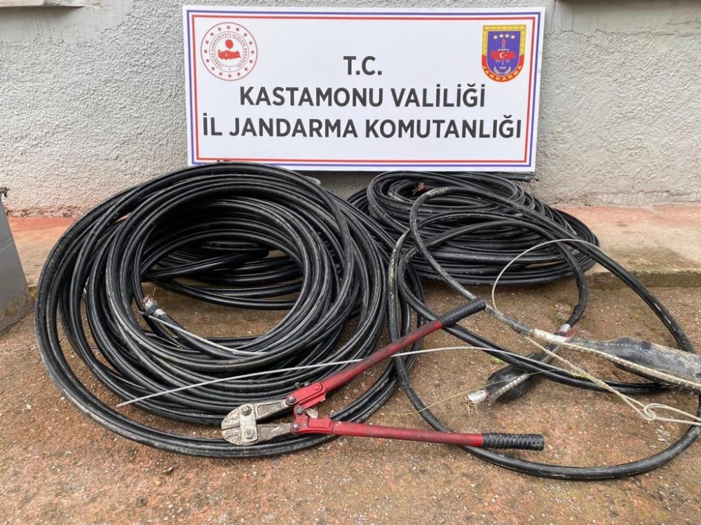Jandarma tarafından kablo hırsızlarına suçüstü 