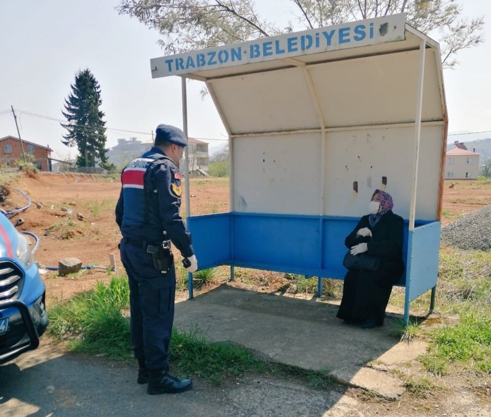 Jandarma Trabzon kırsalında vatandaşları sokağa çıkma konusunda uyarıyor 