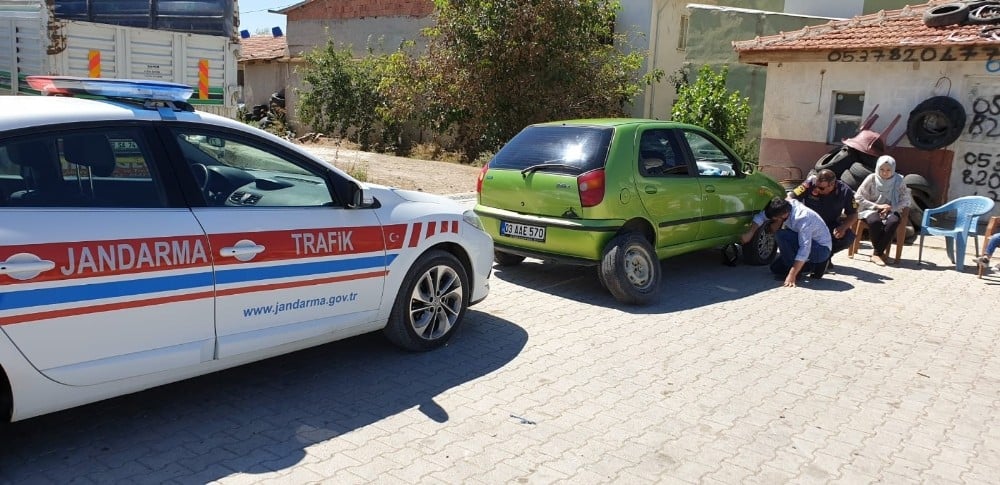 Jandarma trafik ekipleri yolda kalan araçlara yardım etti 