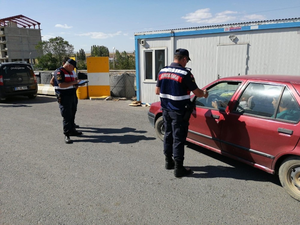 Jandarma trafik ekiplerinden “Hayatı korumak için kemerin ses getirsin” uygulaması 