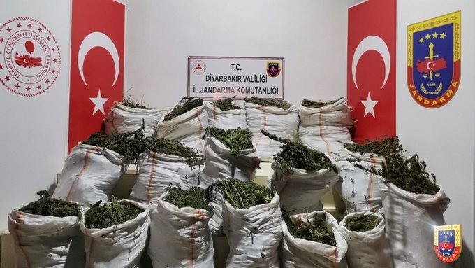 Jandarma uyuşturucu tacirlerine geçit vermedi