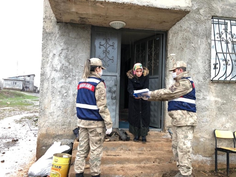 Jandarma, vatandaşın sosyal yardım ödemesini evlerine teslim ediyor 