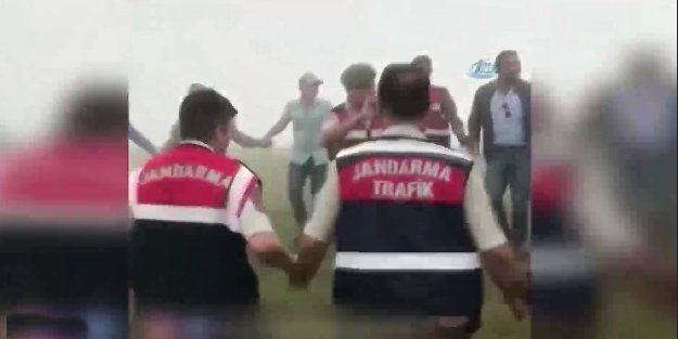 Jandarma vatandaşla el ele horon tepti