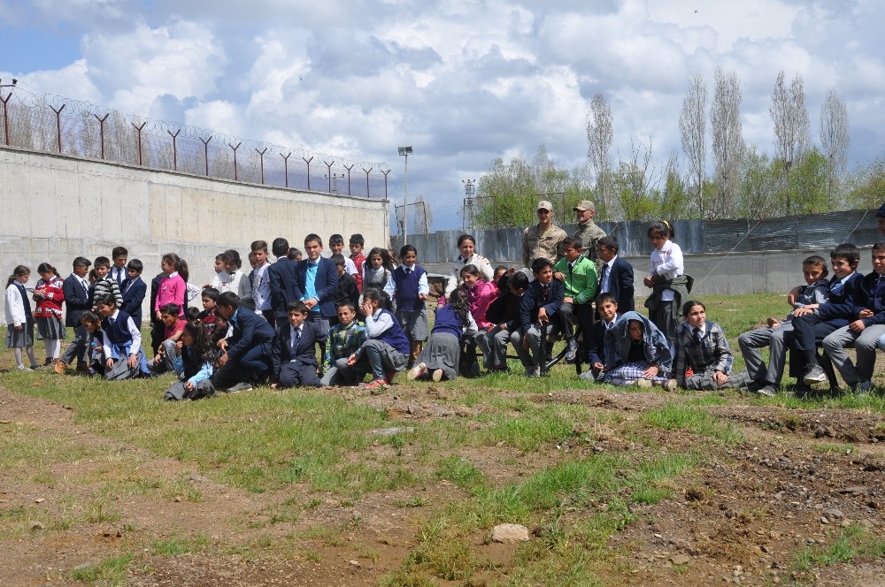Jandarma ve öğrenciler arasında futbol maçı 