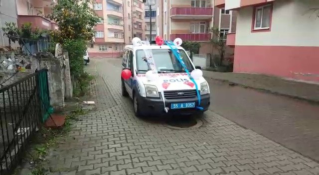 Jandarma ve polis araçları 23 Nisan için süslendi, ekipler çocuklara hediye dağıttı 