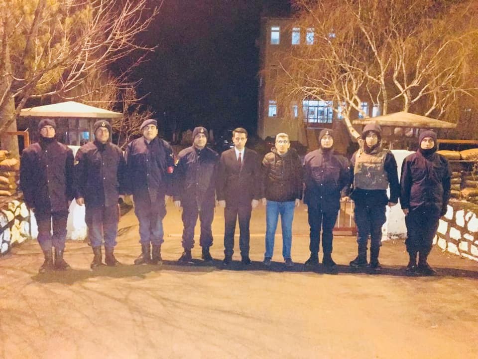 Jandarma ve polis kontrol noktalarını denetledi, nöbetçi Hastane personelinin yeni yılını kutladı 