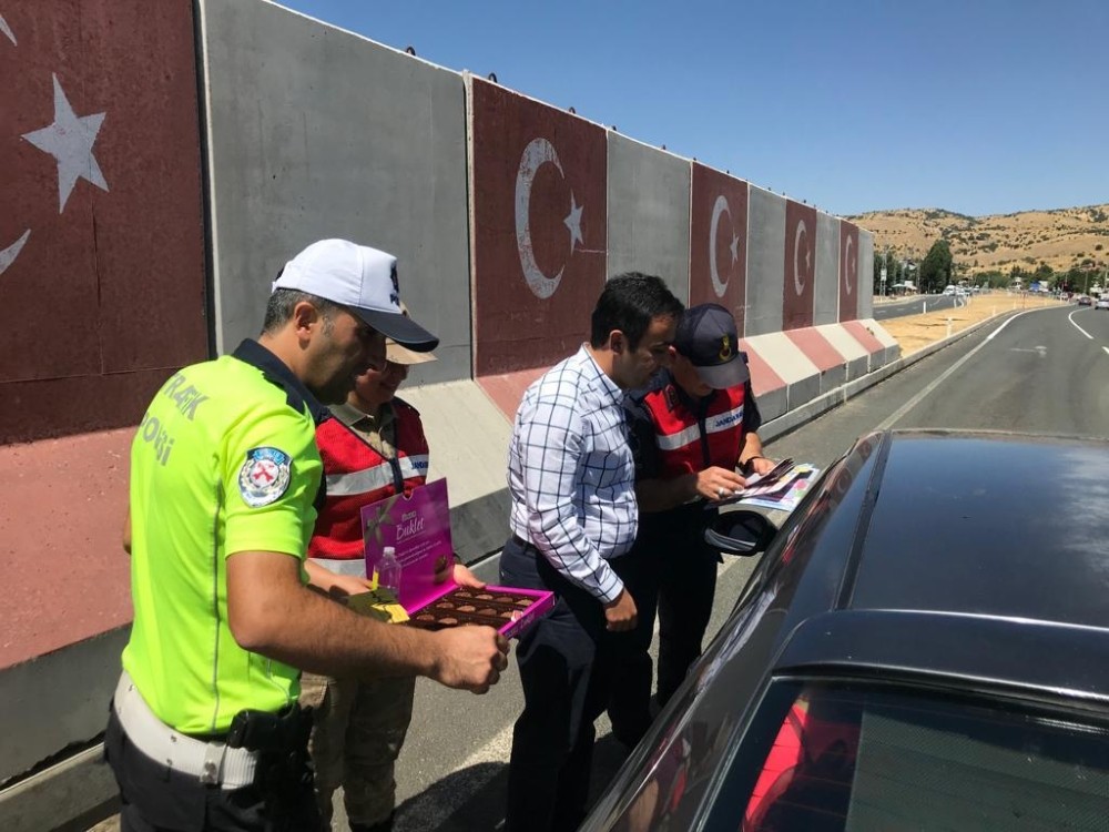 Jandarma ve polisten şekerli bayram uygulaması 