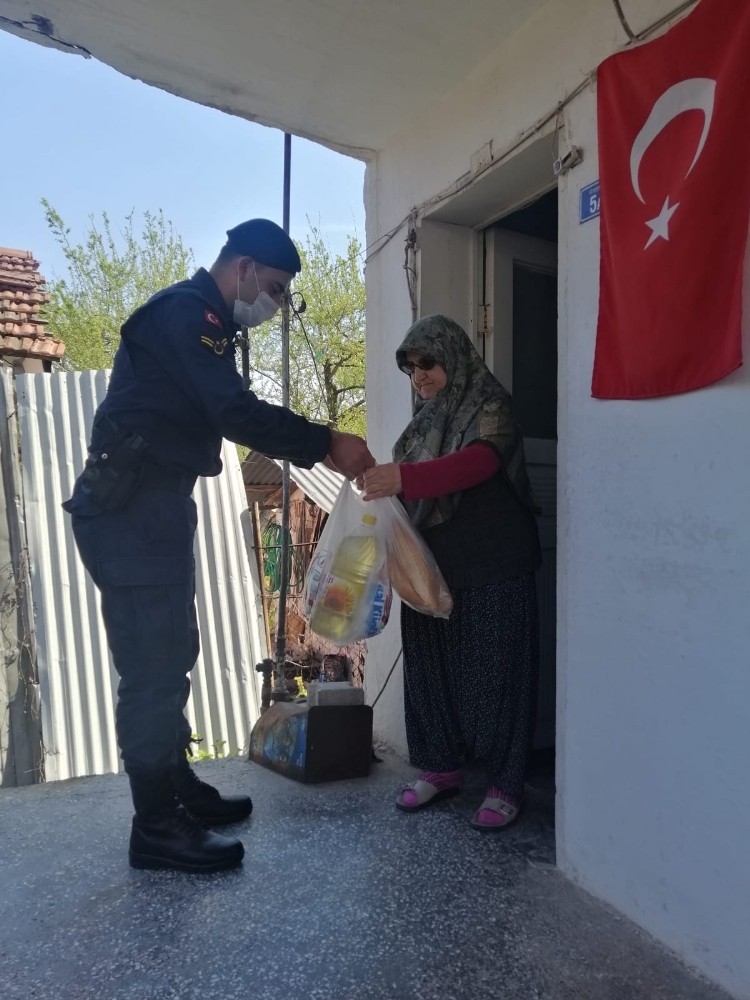 Jandarma yalnız bırakmıyor 