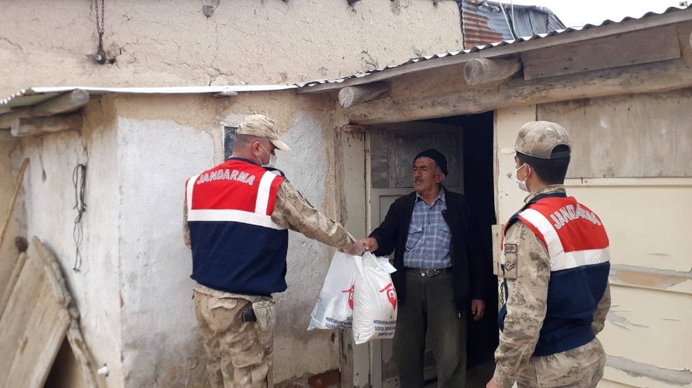Jandarma yardım paralarını evlere ulaştırıyor 