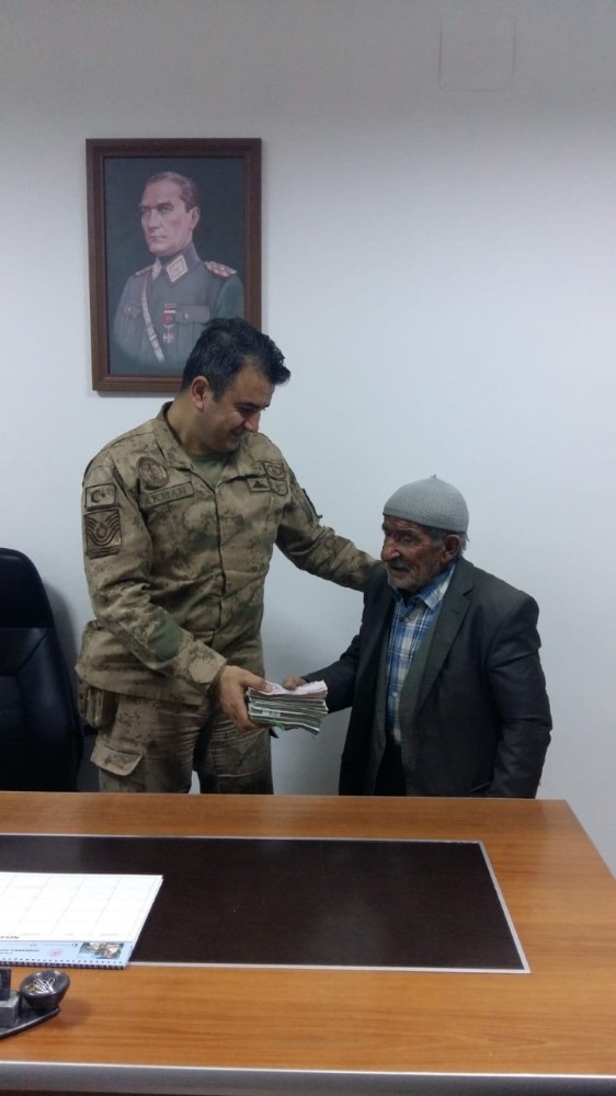Jandarma yaşlı adamın çalınan parasını kendisine teslim etti 