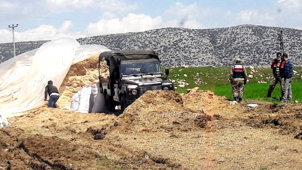 Jandarma yaşlı çift için saman taşıdı 