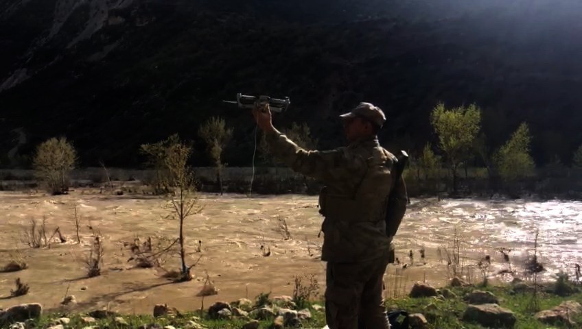 Jandarma yaşlı kadına ilaçlarını drone’la ulaştırdı - Yeni Akit