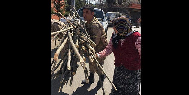 Jandarma, yaşlı kadının odunlarını sırtlayıp, evine taşıdı