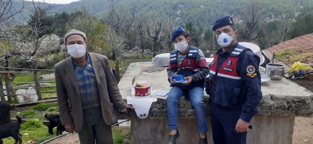 Jandarma yaylada yaşayan 11 yaşındaki çocuğun doğum gününü kutladı 
