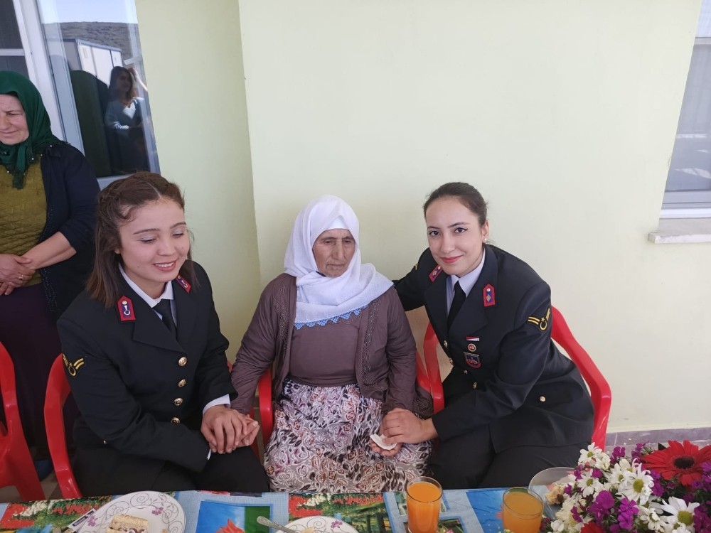Jandarma’dan 107 yaşındaki nineye Kadınlar Günü sürprizi 