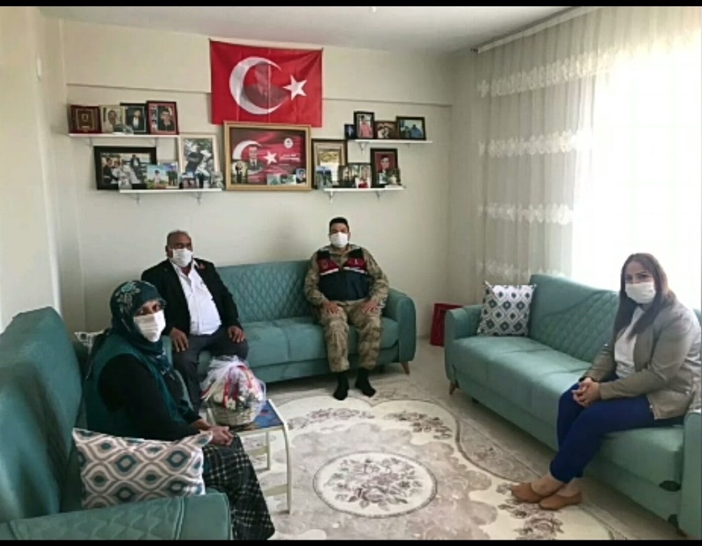 Jandarma’dan Anneler Günü hassasiyeti 