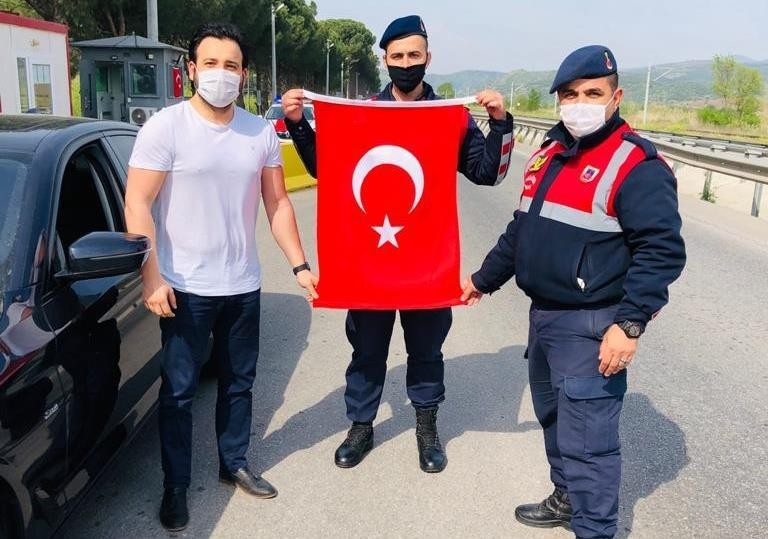 Jandarmadan bayraklı kutlama 